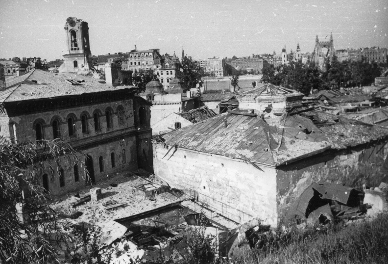 előtérben a Rác fürdő romjai, balra a Szent Demeter szerb templom tornya.