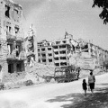 Bem rakpart a Bem (Pálffy) tér felé nézve. Középen balra az 1945. január 2-án felrobbant Fő utca 59. és Vitéz utca 2. számú házak romjai.
