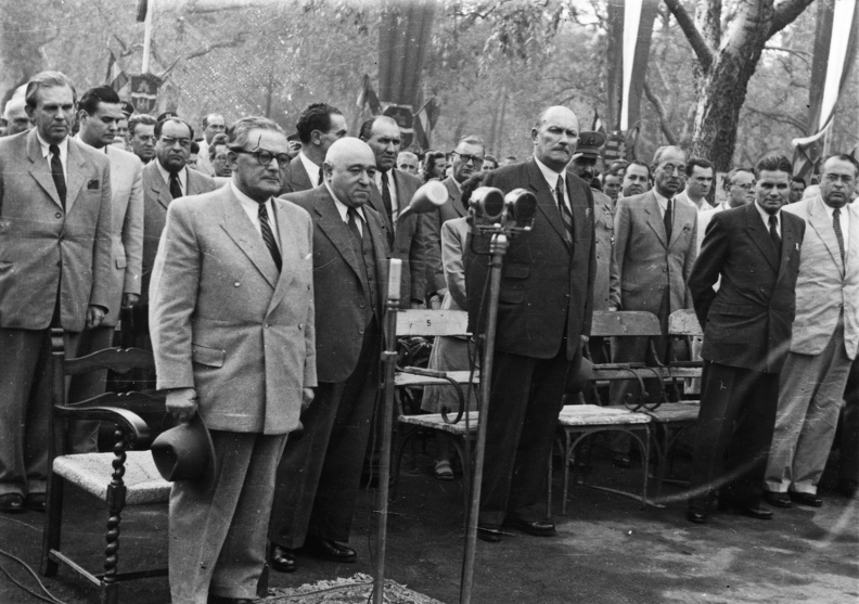 megnyitó 1948. június 11-én, a kép bal oldalán Mihályfi Ernő, az első sorban Szakasits Árpád, Rákosi Mátyás, Dinnyés Lajos, Dobi István és Vas Zoltán.