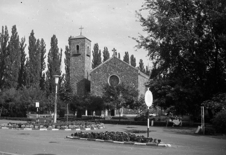 római katolikus templom a vasútállomás mögötti parkban.