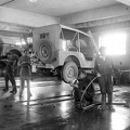 Az USA háborús készletéből kapott Willys Jeep rajkocsik, a rendőrség gépkocsijavító műhelyében.
