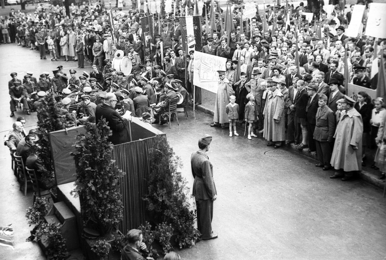 Erzsébet (Sztálin) tér, a MÁVAUT autóbusz-pályaudvar átadási ünnepsége 1949. szeptember 11-én. A mikrofonnál Bebrits Lajos közlekedésügyi miniszter.