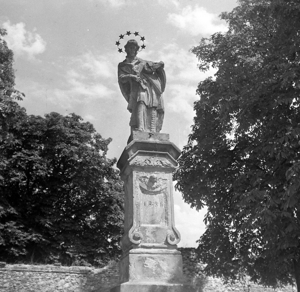 Deák Ferenc utca, Nepomuki Szent János szobor az Urunk Mennybemenetele plébániatemplom mögött.