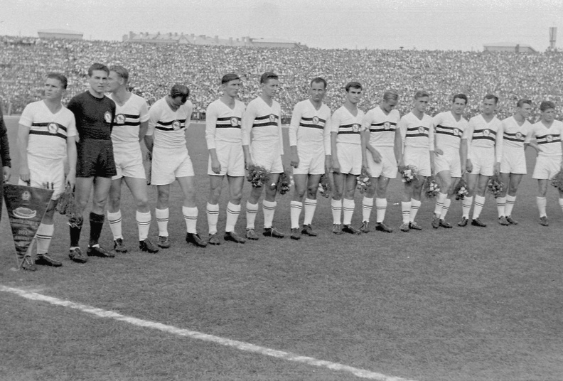 a Budapesti Honvéd csapata az 1953. augusztus 20-i megnyitónapi meccs előtt.