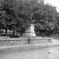 Kossuth Lajos utca a Szent István térnél, I. világháborús emlékmű (Bory Jenő és Bory Pál alkotása, 1932.).