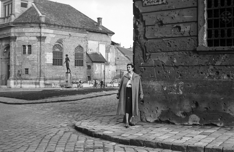 Bécsi kapu tér a Nándor utcából nézve, Budavári Evangélikus templom és a Kazinczy emlékkút (Pásztor János, 1936.).