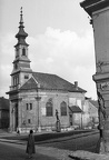 Bécsi kapu tér a Nándor utcából nézve, Budavári Evangélikus templom és a Kazinczy emlékkút (Pásztor János, 1936.).