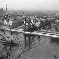 a lerombolt Erzsébet híd pesti hídfője a Gellérthegyről nézve.