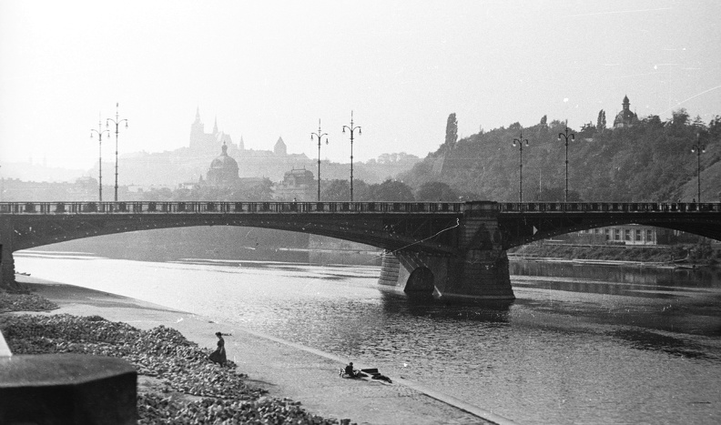 Cech híd (Čechův most), háttérben a vár.