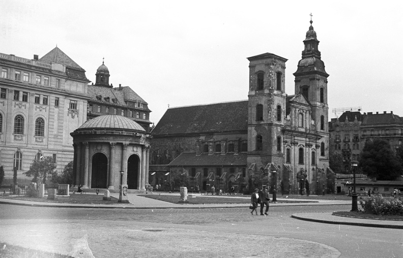 Március 15. tér, Erzsébet királyné emlékműve, mögötte az egykori piarista rendház, jobbra a Belvárosi templom.