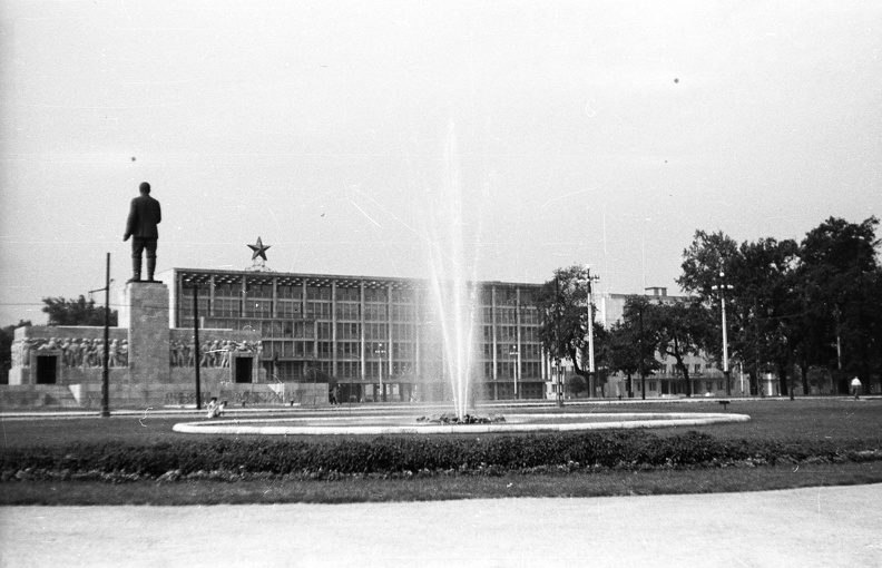 szemben az Ötvenhatosok tere (Sztálin tér), Sztálin szobor, háttérben a MÉMOSz (Magyarországi Építőipari Munkások Országos Szövetsége) székháza.