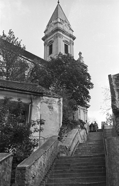 Kertváros. Sopronbánfalvi Pálos-karmelita templom és kolostor felé vezető lépcső.