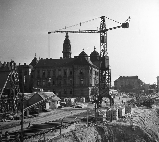 a vasútállomás építkezése, háttérben a Városháza.