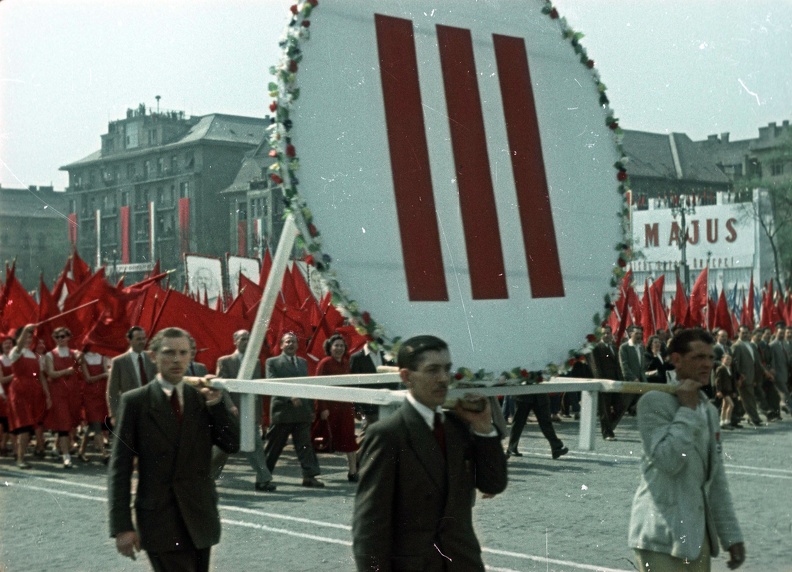 Ötvenhatosok tere (Sztálin tér), május 1-i felvonulás.