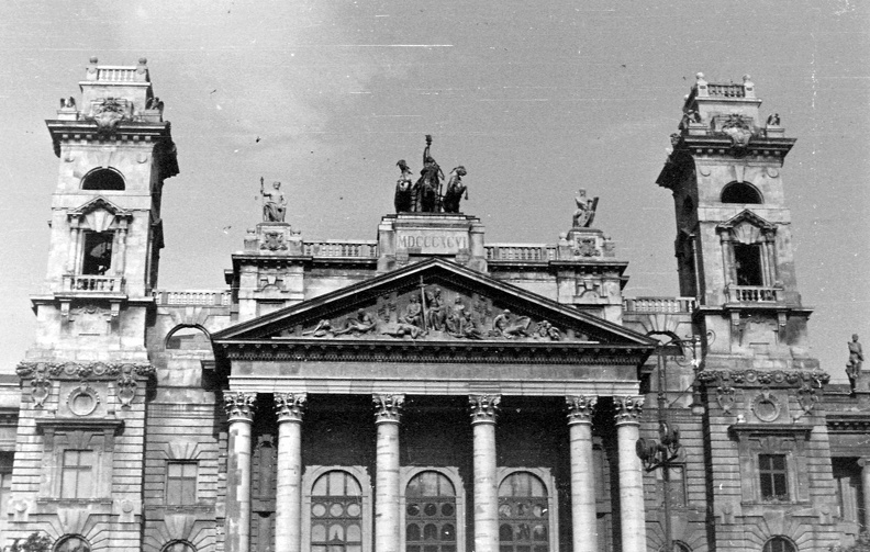 Kossuth Lajos tér, Munkásmozgalmi Intézet (egykor Magyar Királyi Kúria, ma Néprajzi Múzeum).