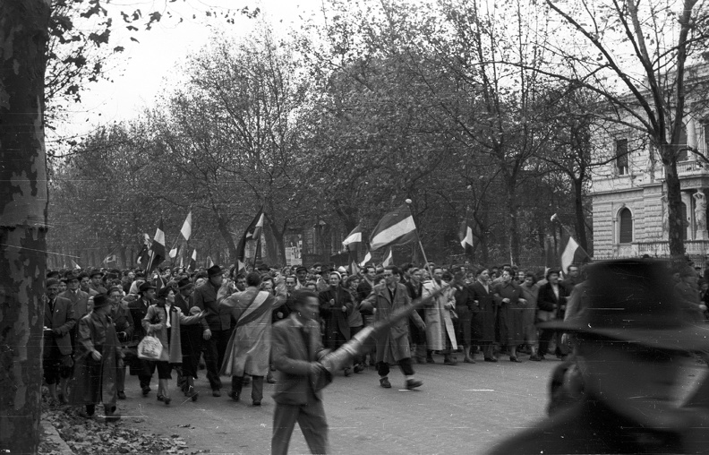 Andrássy út, jobbra a Munkácsy Mihály utca torkolata. 1956. október 25-e délután, "véres-zászlós" tüntetés.