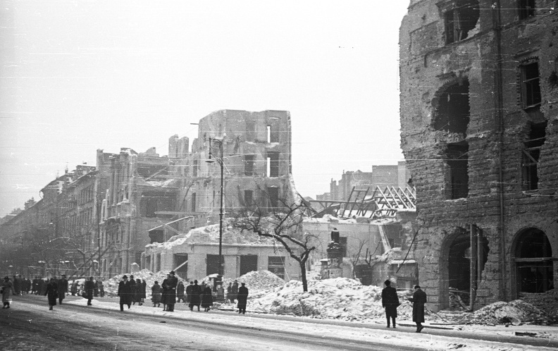 Nagykörút - Üllői út kereszteződése a József körútról nézve, szemben a lerombolt épület az Üllői út sarkán a Ferenc körút 46. sz.