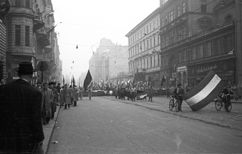 Kossuth Lajos utca az Astoria felé nézve. 1956. október 25-e délután, "véres-zászlós" tüntetés.