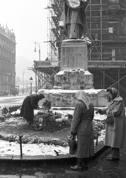 Ferenciek tere (Felszabadulás tér), egy elesett ideiglenes sírja a Pázmány szobor előtt.