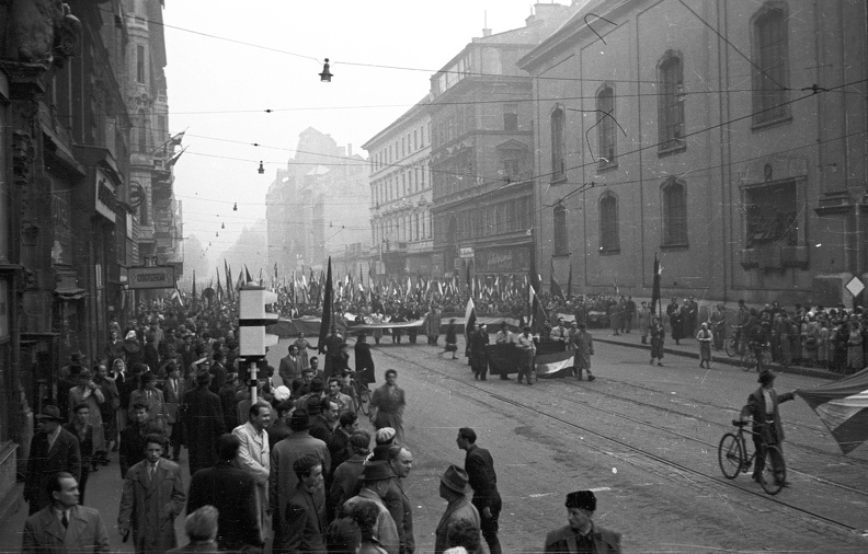 Kossuth Lajos utca a Ferenciek tere (Felszabadulás tér) felől nézve. 1956. október 25-e délután, "véres-zászlós" tüntetés.