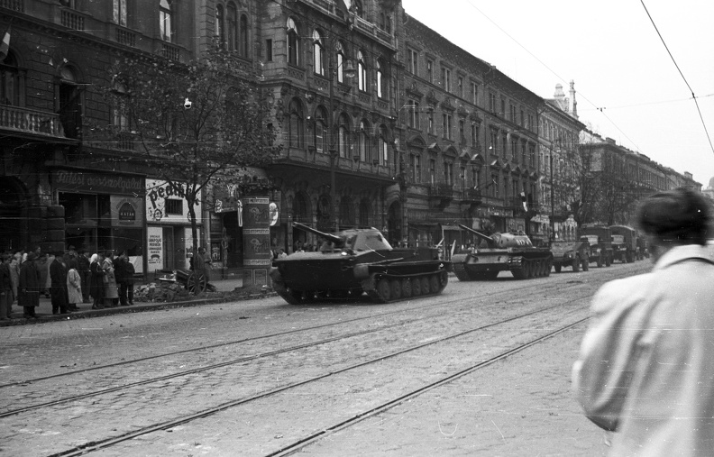 Teréz (Lenin) körút a Szondi utca felől a Podmaniczky (Rudas László) utca felé nézve. A szovjet csapatok ideiglenes kivonulása 1956. október 31-én.