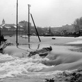 1956. március 11., a dunai jeges árvíz által elsodort Vörös-híd maradványai.