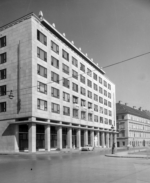Apáczai Csere János utca, UVATERV székház a Vigadó tér felől nézve.