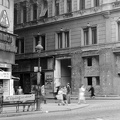 Rákóczi út - Klauzál utca sarka, balra a Minőség Állami Áruház (később Lottó Áruház).