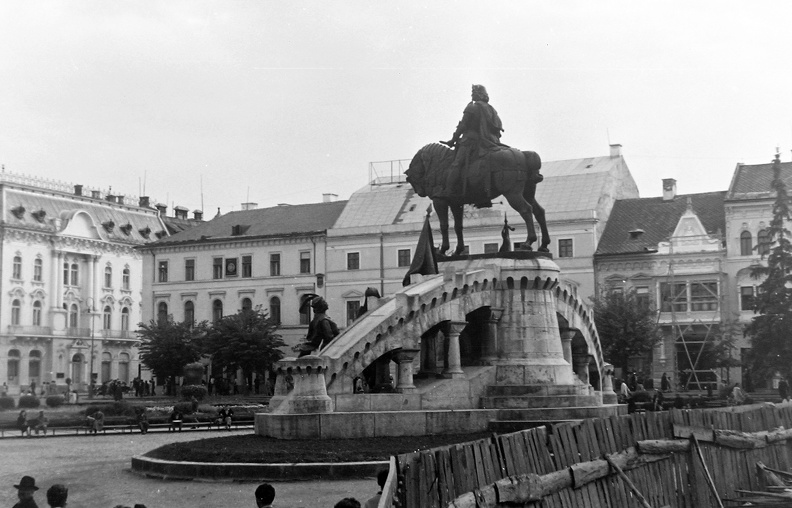 Fő tér, Hunyadi Mátyás szobra (Fadrusz János).