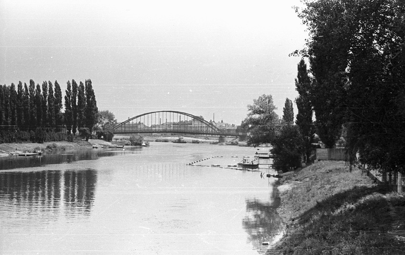 Mosoni Duna, szemben a Kossuth híd.