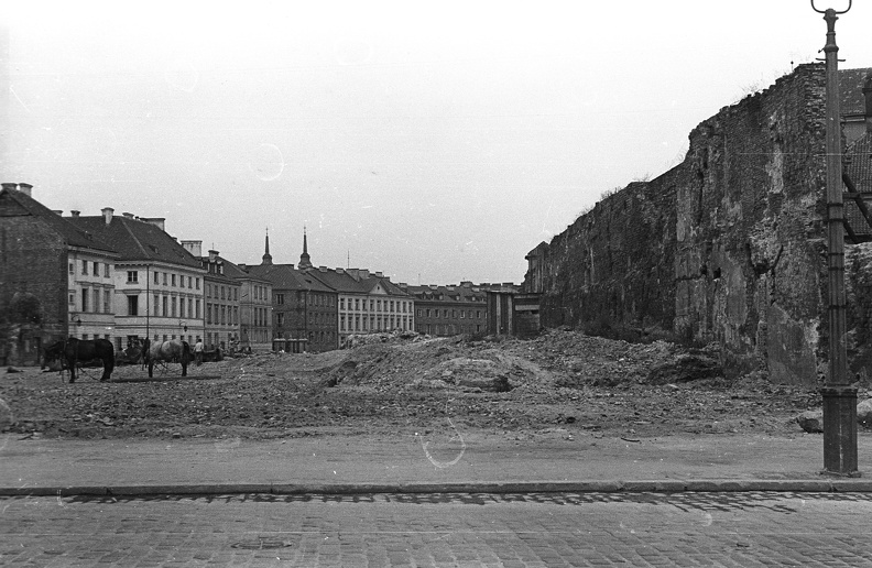 Plac Zamkowy, jobbra a városfal, balra az ulica Podwale.