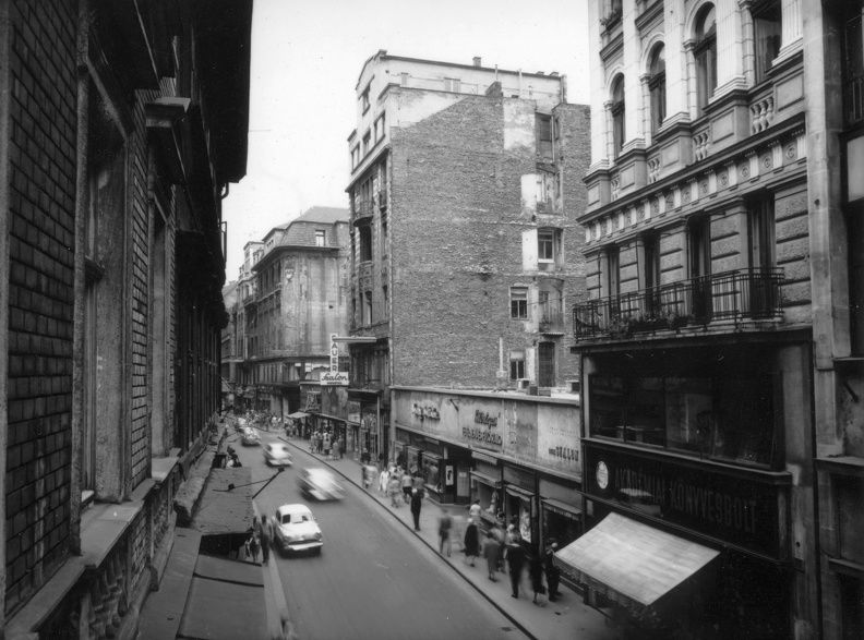 Váci utca a Párizsi utca felől a Régi posta utca felé nézve.