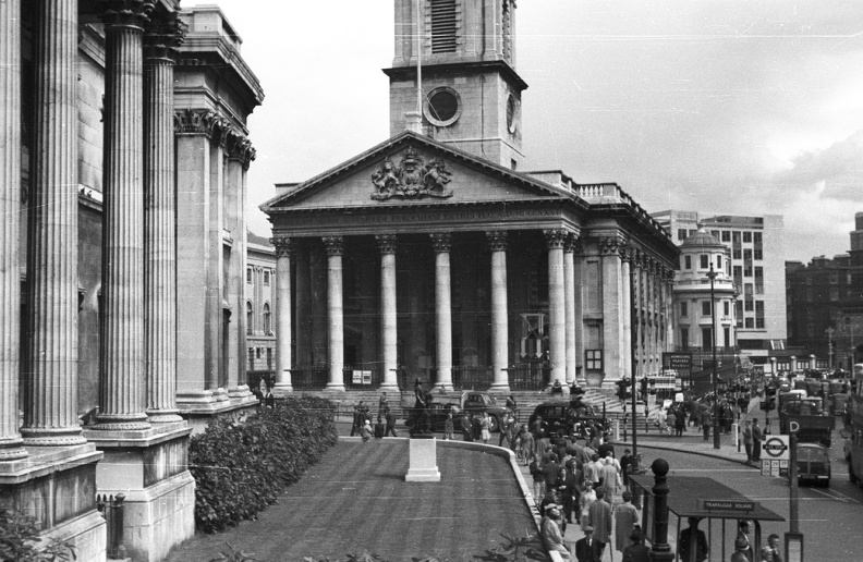 Trafalgar Square, Mezei Szent Márton (St Martin in the Fields) templom.