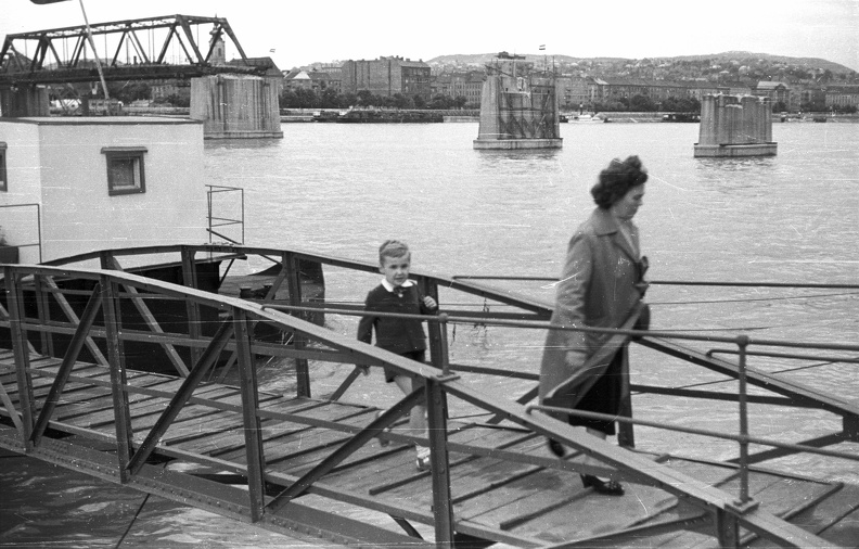 Széchenyi rakpart, hajóállomás, háttérben a bontás alatt lévő Kossuth híd.