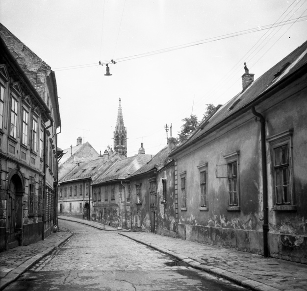 Káptalan utca (Kapitulská), háttérben a Klarisszák templomának tornya.