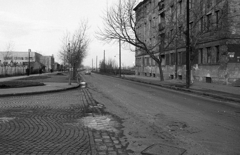 Népfürdő utca, balra a Dagály Strandfürdő.