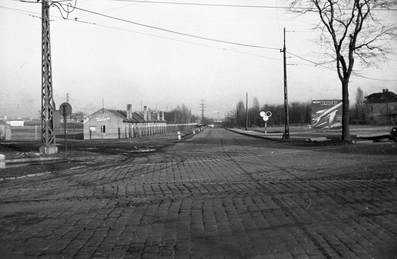 Üllői út (Vörös Hadsereg útja), szemben a Ferihegyi repülőtérre vezető út torkolata.