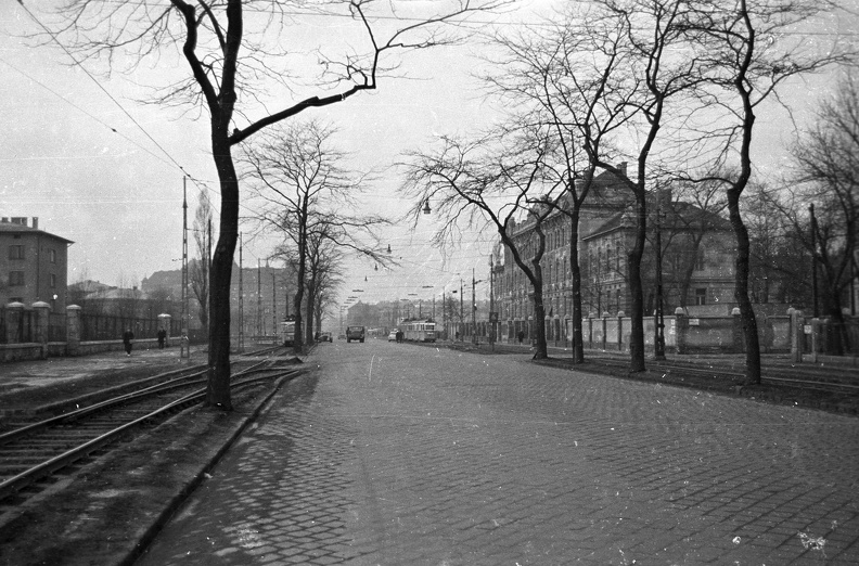 Üllői út a Nagyvárad tér felé nézve, jobbra a Delej utca torkolata.