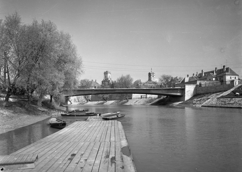 Kettős híd a Rába folyón, háttérben a Püspökvár.