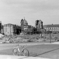 jobbra az Albertinum, balra a Johanneum, középen a rombadőlt Frauenkirche, mögötte a képzőművészeti főiskola kupolája látható.
