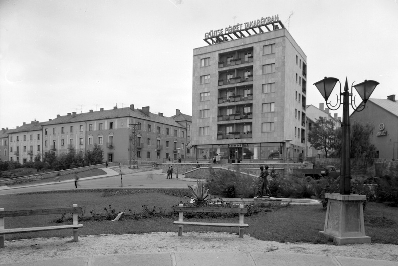 Jókai utca 1. (az "Ötemeletes"), előterében Mikus Sándor Táncoló lánykák c. szobra látható.