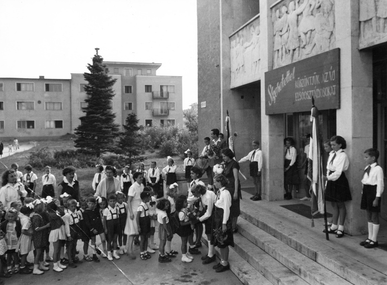 (Sztálinváros), Petőfi liget, Vasvári Pál általános iskola (a domborművek alkotója Marton László, 1954.).