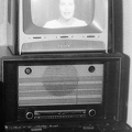 Orion AT 403 típusú televízió és Telefunken 540 V rádió készülék. A képernyőn Takács Marika tévébemondó.
