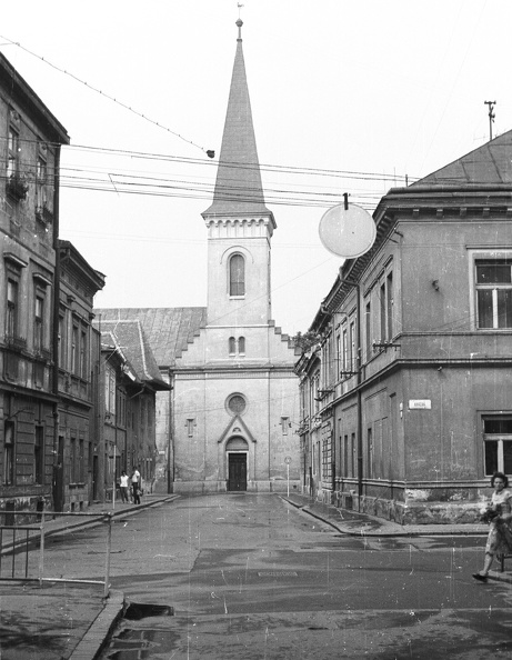 Univerzitna ulica, szemben a református templom.