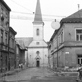 Univerzitna ulica, szemben a református templom.