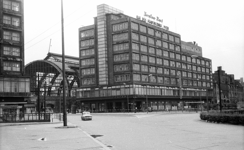 Kelet-Berlin, Alexanderplatz, balra a pályaudvar, szemben a Berolinahaus.