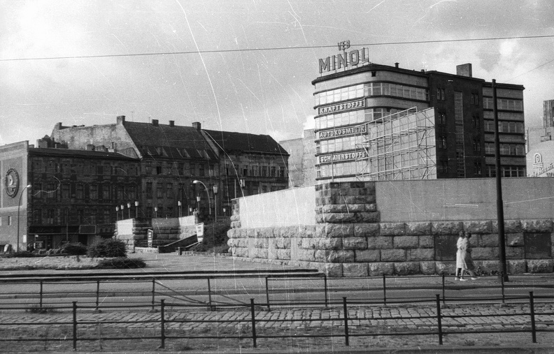 Kelet-Berlin, Alexanderplatz, szemben a Minolhaus.