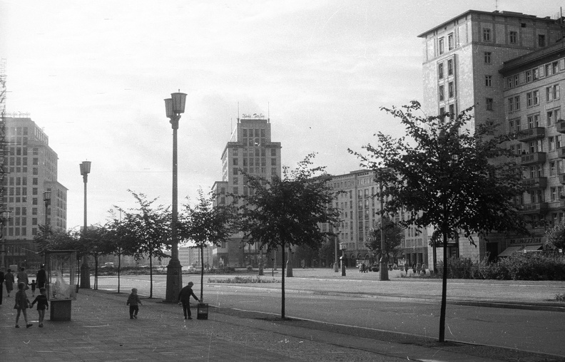 Kelet-Berlin, Karl-Marx-Allee a Strausberger Platz felé nézve.