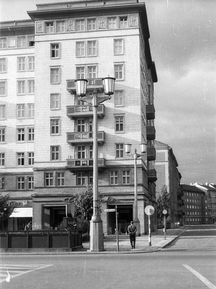 Kelet-Berlin, Karl-Marx-Allee a Lebuser Strasse felé nézve.