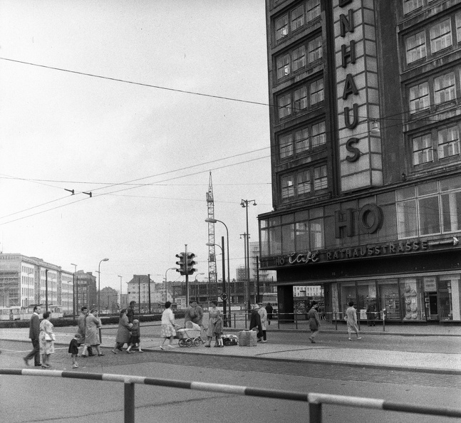 Kelet-Berlin, Alexanderplatz az Alexanderhaus előtt, háttérben a Karl Marx Allee.